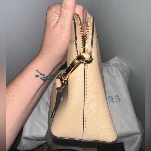 Michael Kors Cindy Dome crossbody with logo crossbody strap. - Picture 5 of 6